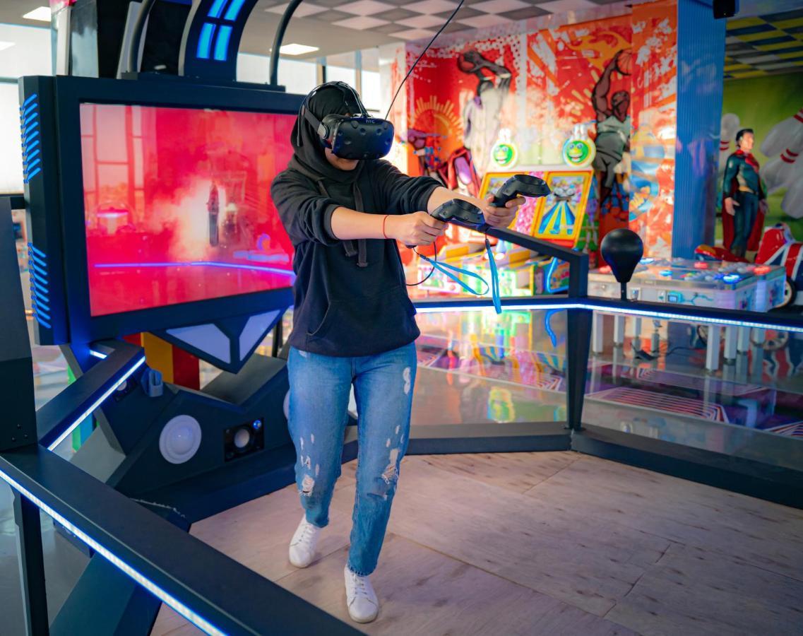 Waves Aqua Resort Kenitra Exterior foto A visitor uses a virtual reality headset at the museum.