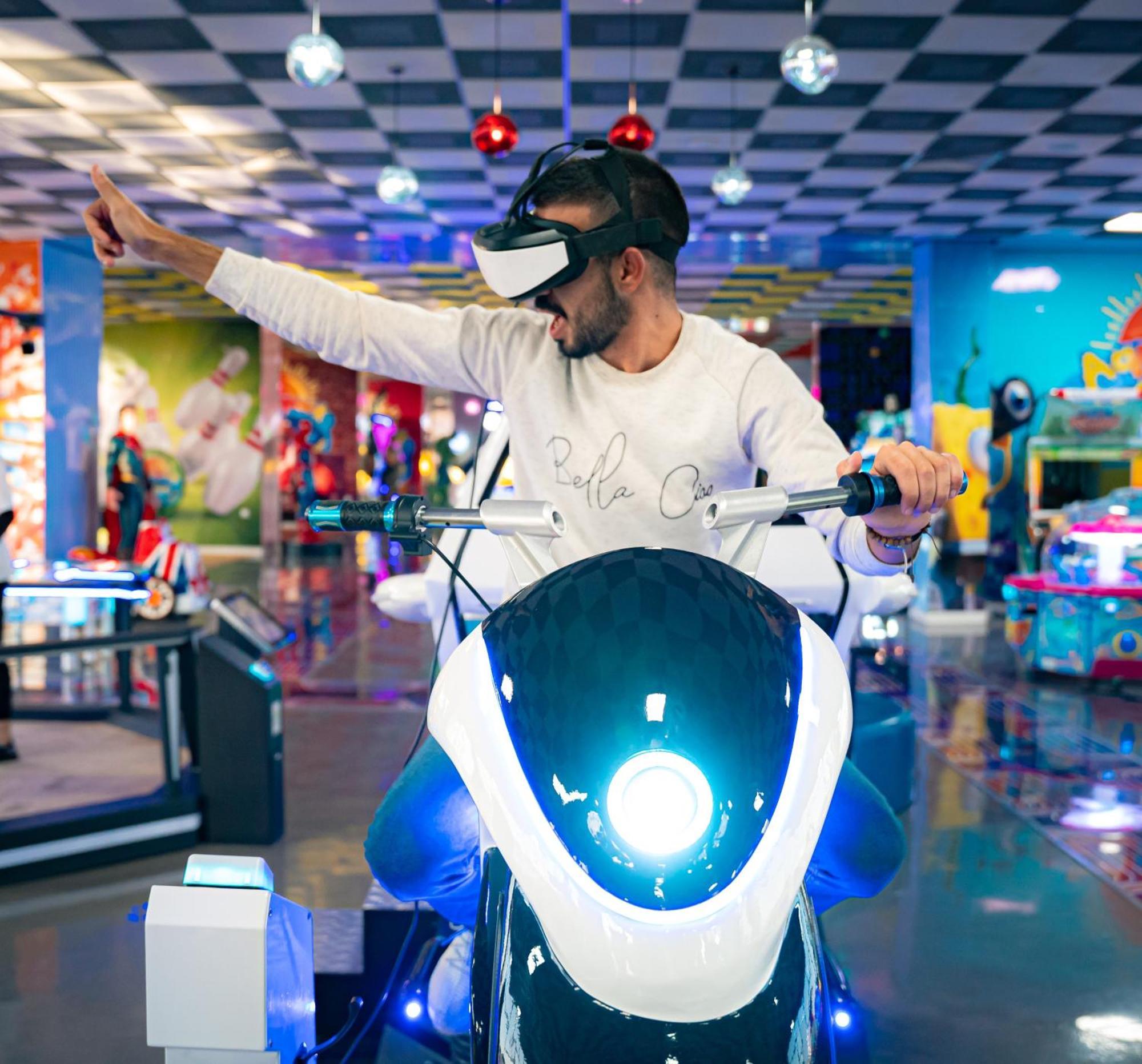 Waves Aqua Resort Kenitra Exterior foto A man playing a motorcycle racing game with a virtual reality headset